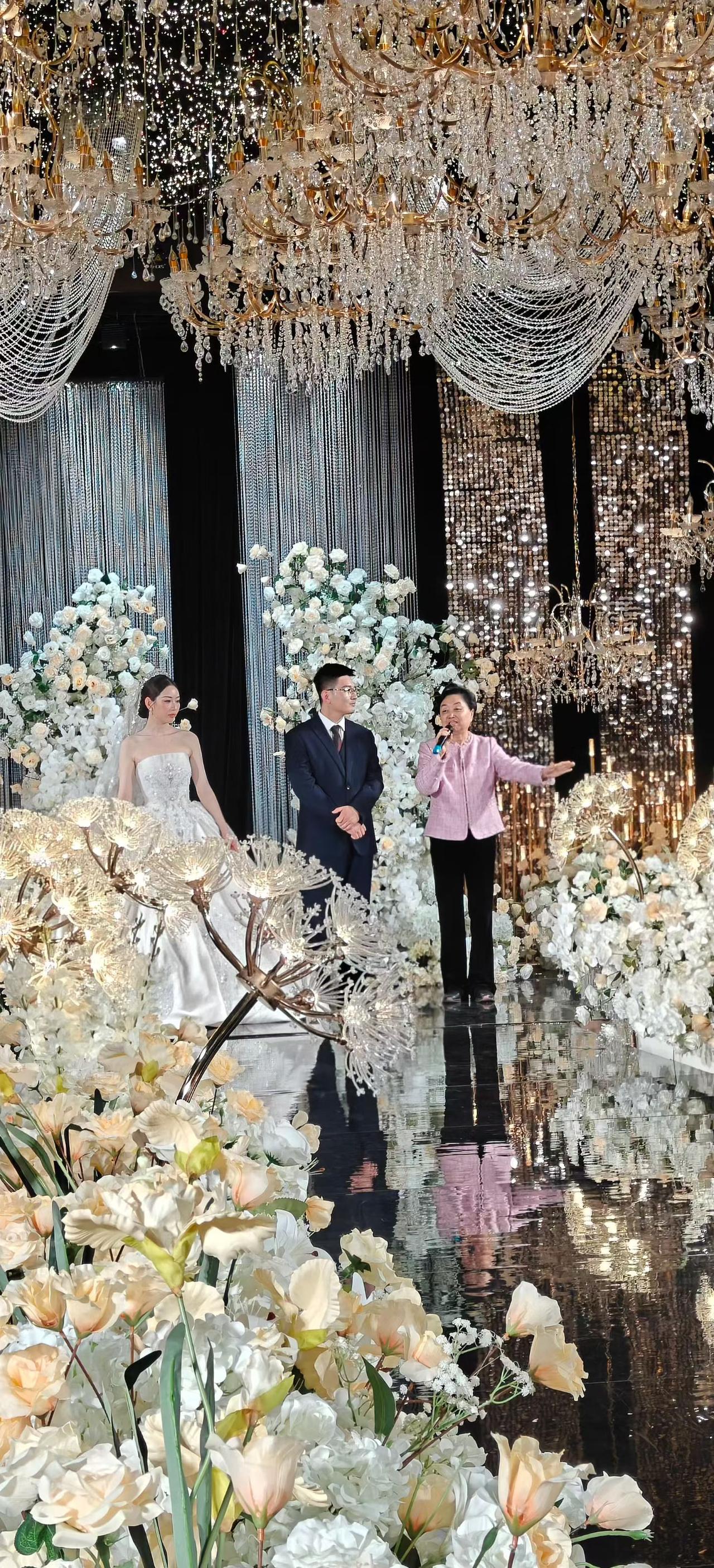 去莱芜参加我徒弟张兆平主任女儿的婚礼！新娘是空姐，美丽大方，新郎是经济学硕士，讲
