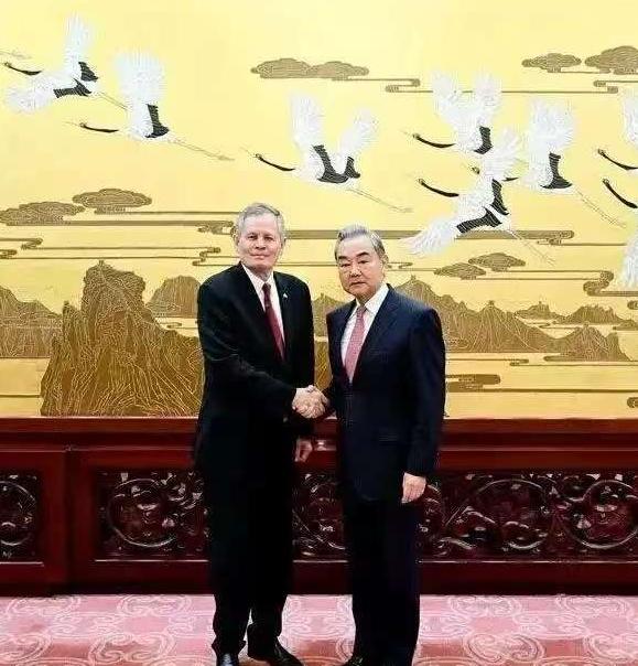 波音现在最怕的，已经不是中国少买几架飞机，而是中国开始认真问一句话：美国这个卖家