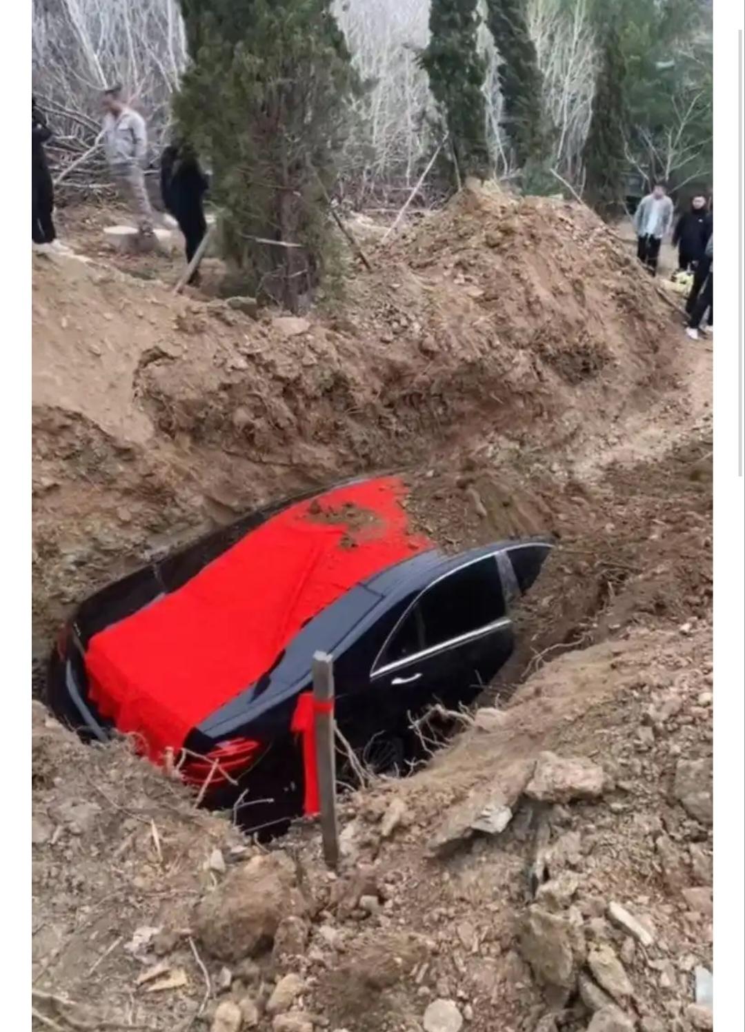 奔驰陪葬：一场“壕”无人性的违法闹剧

辽宁辽阳，一辆奔驰S450L被整辆埋入墓