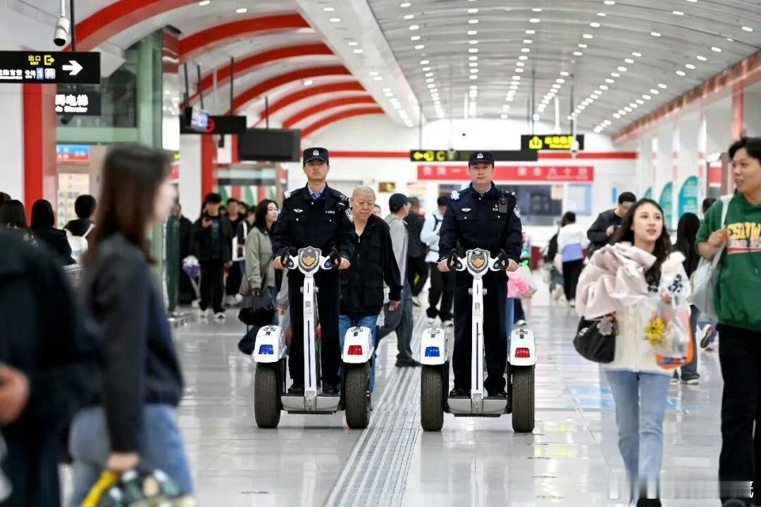 兰州公安轨道治安治理新实践 【实战化练兵：真场景锤炼真本领】兰州市公安局公交轨道