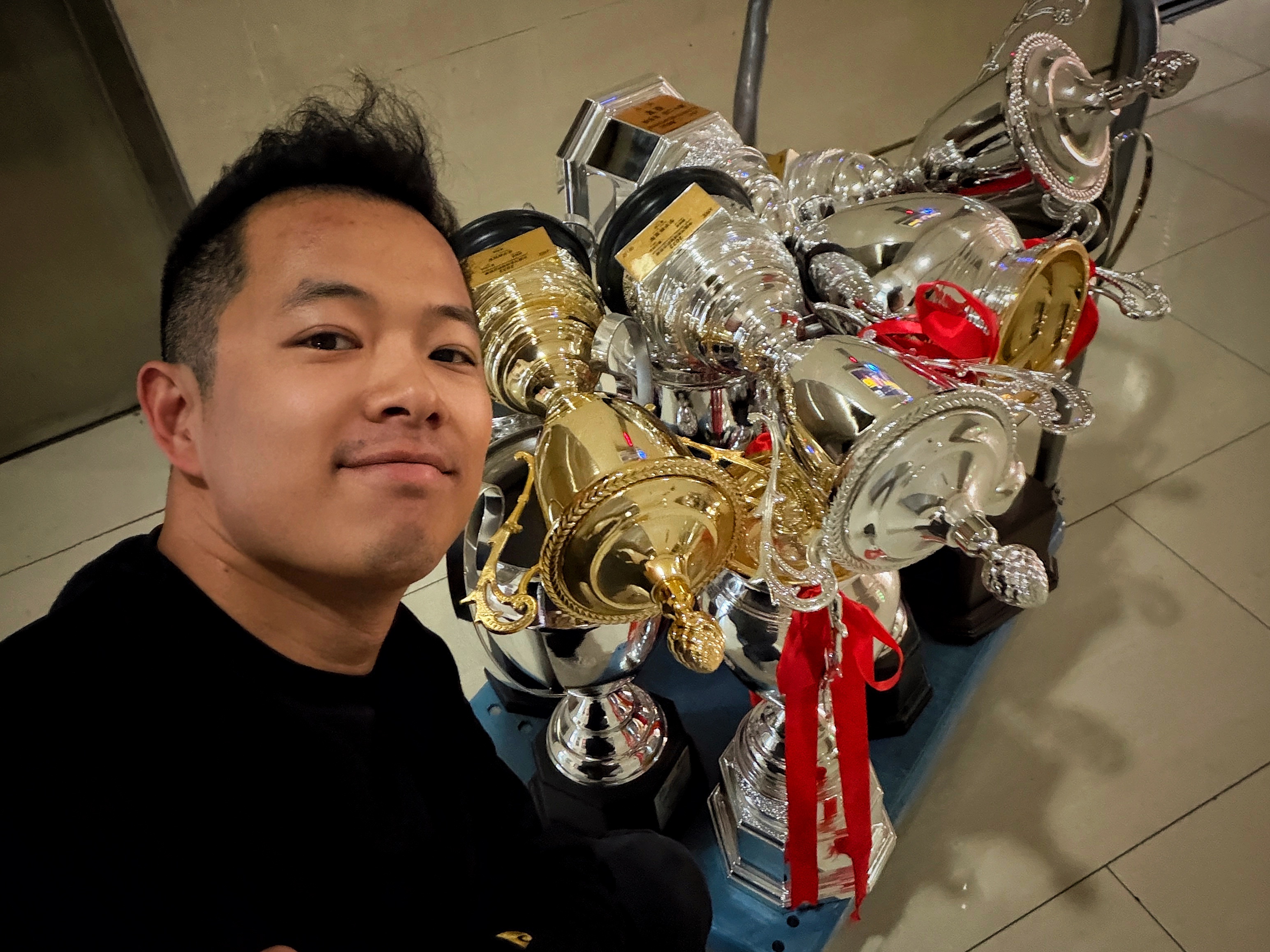 不是不爱惜奖杯🏆，但不这么装的话根本拿不完欣哲频道冠军之路