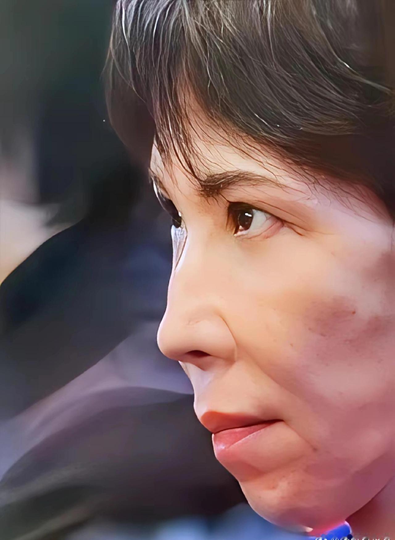 据说这张照片是高市早苗得知自己当选日本自民党总裁那一刻的表情。没有流露出任何获胜