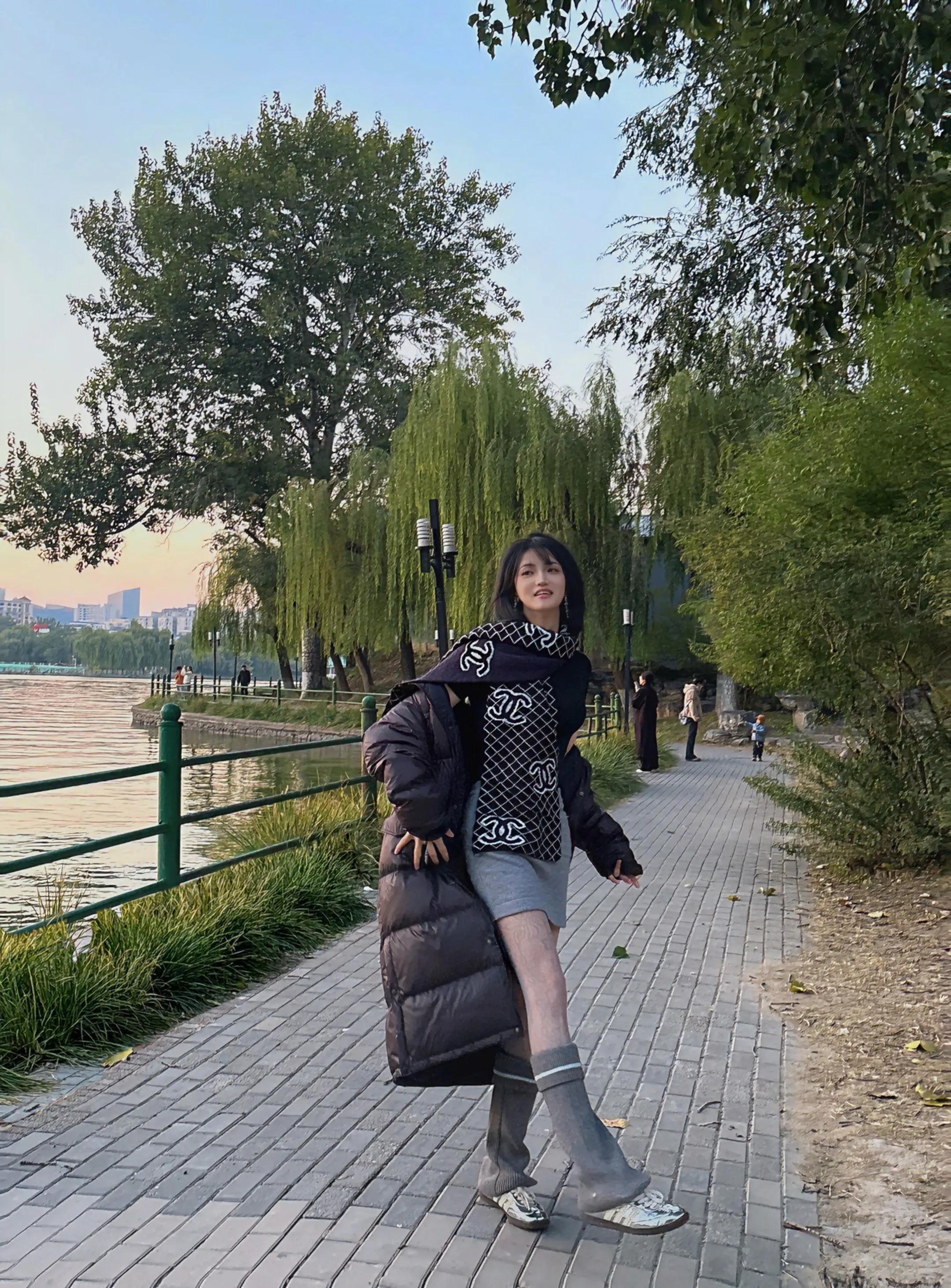 长发男生 现在那边是几点