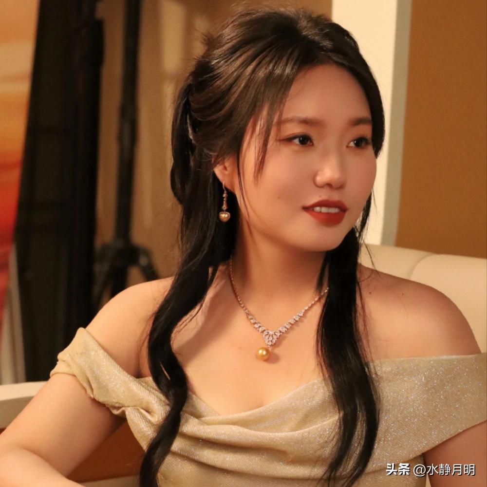 李雪琴这个人红的挺谜的。要颜值没有颜值，要身材没有身材，脱口秀说的也就那样，演技