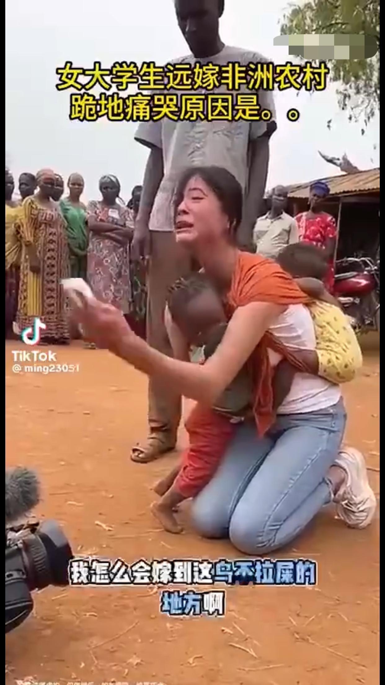 女大学生远嫁非洲农村后，后悔了，背着两个混血黑人小孩跪地痛哭，并向她的爸妈认错，
