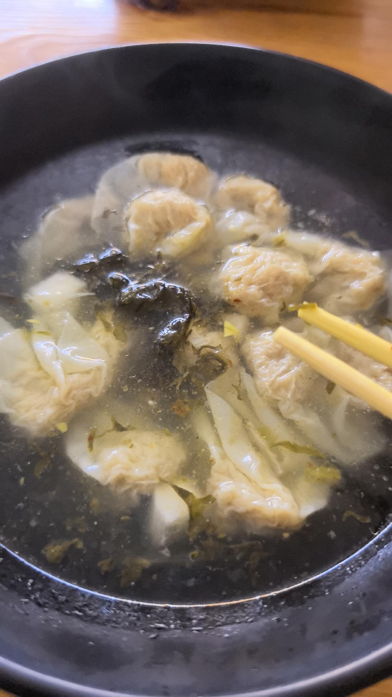 “我那媳妇晚上下班回来就要吃好的”，我今天一进电梯就听到一个婆婆在跟另一个婆婆抱
