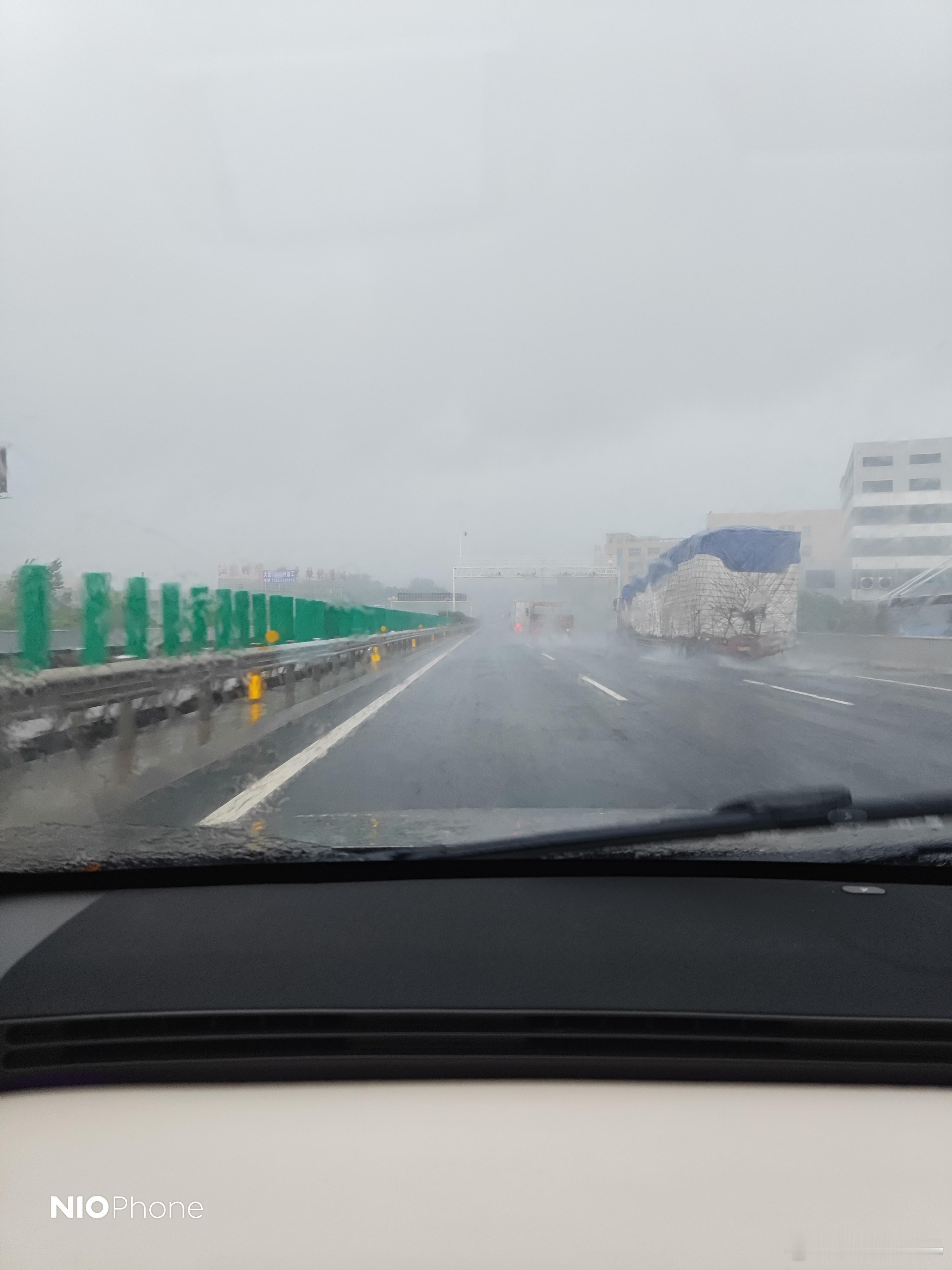 暴雨之下大家可以打开后雾灯，安全很多 