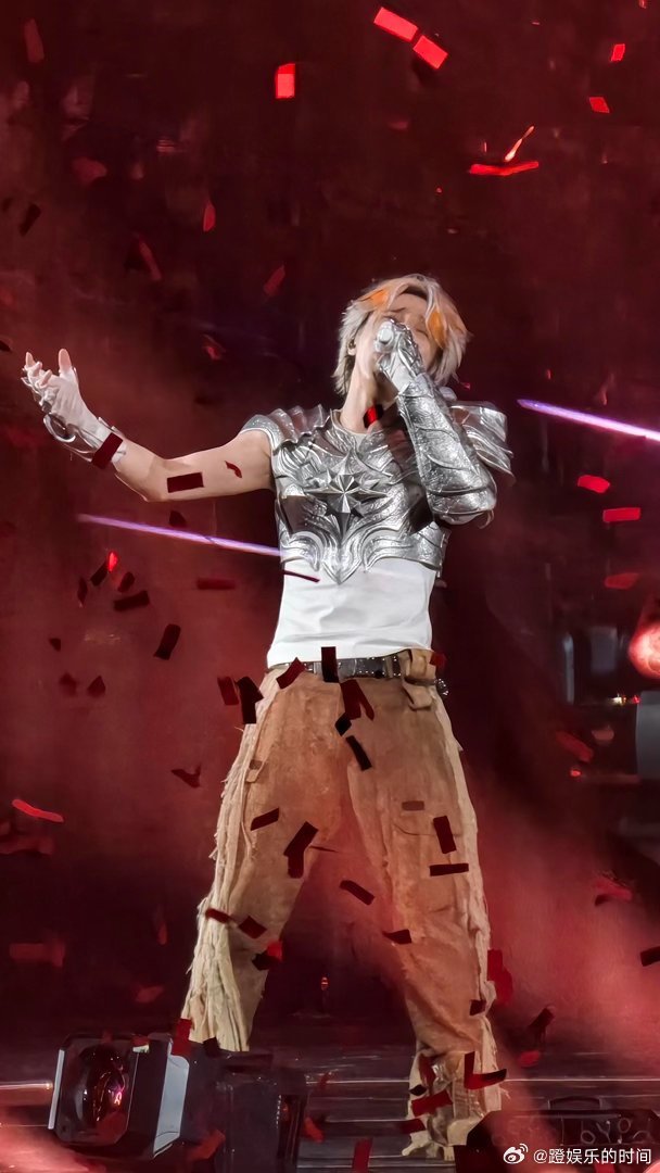 薛之谦演唱会重庆站 山城迎来重磅音乐演出，薛之谦带着满满热忱开唱。他擅长用歌声传