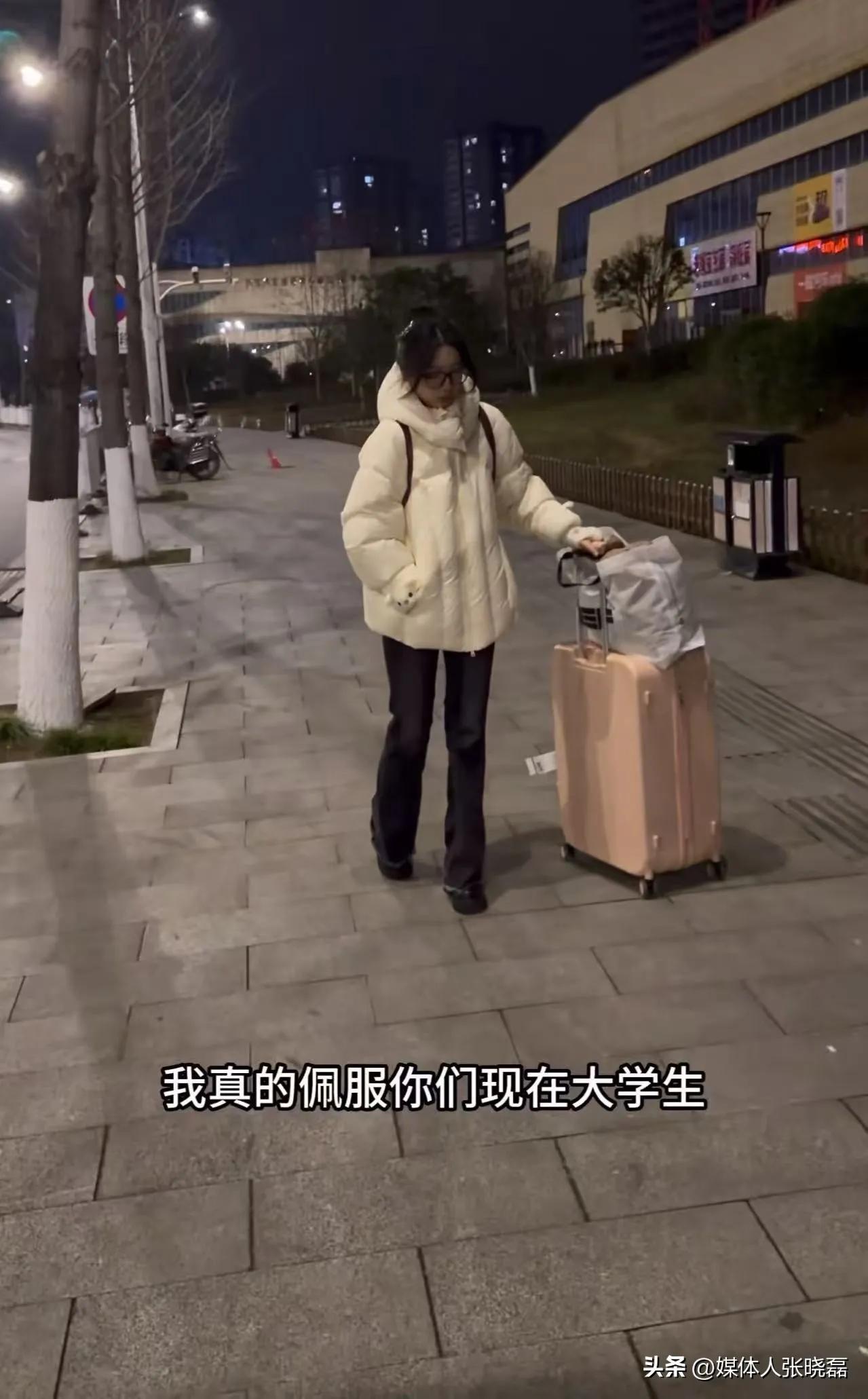 河北女大学生一句话戳痛全网：难受一天赚1000，这才是年轻人最该有的模样
 
“