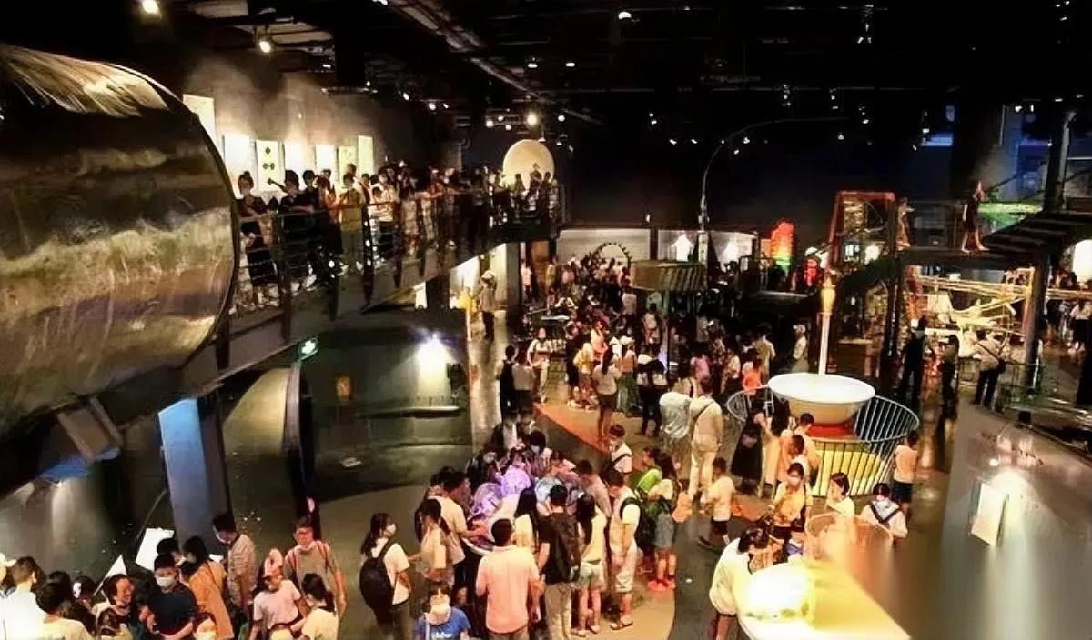 上海科技馆开了！

闭了三年，砸了8.2亿。

第一批冲进去的人，第一反应是——