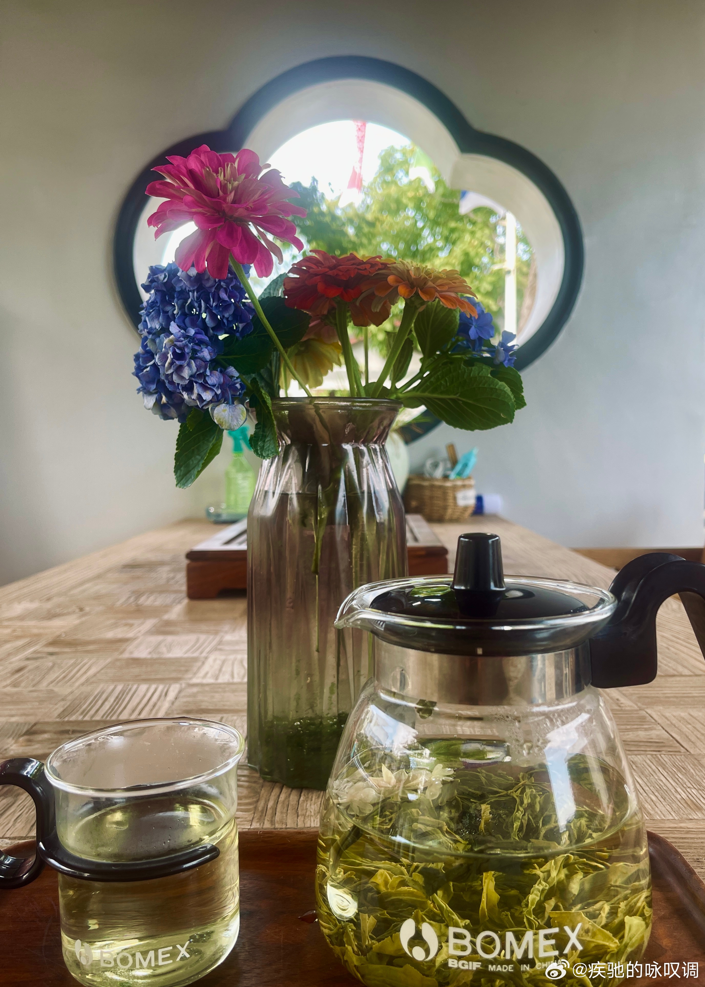 高温持续一周了，今天天气预报又升高一度，清晨趁着还凉快，简单清扫一下院子，顺便摘