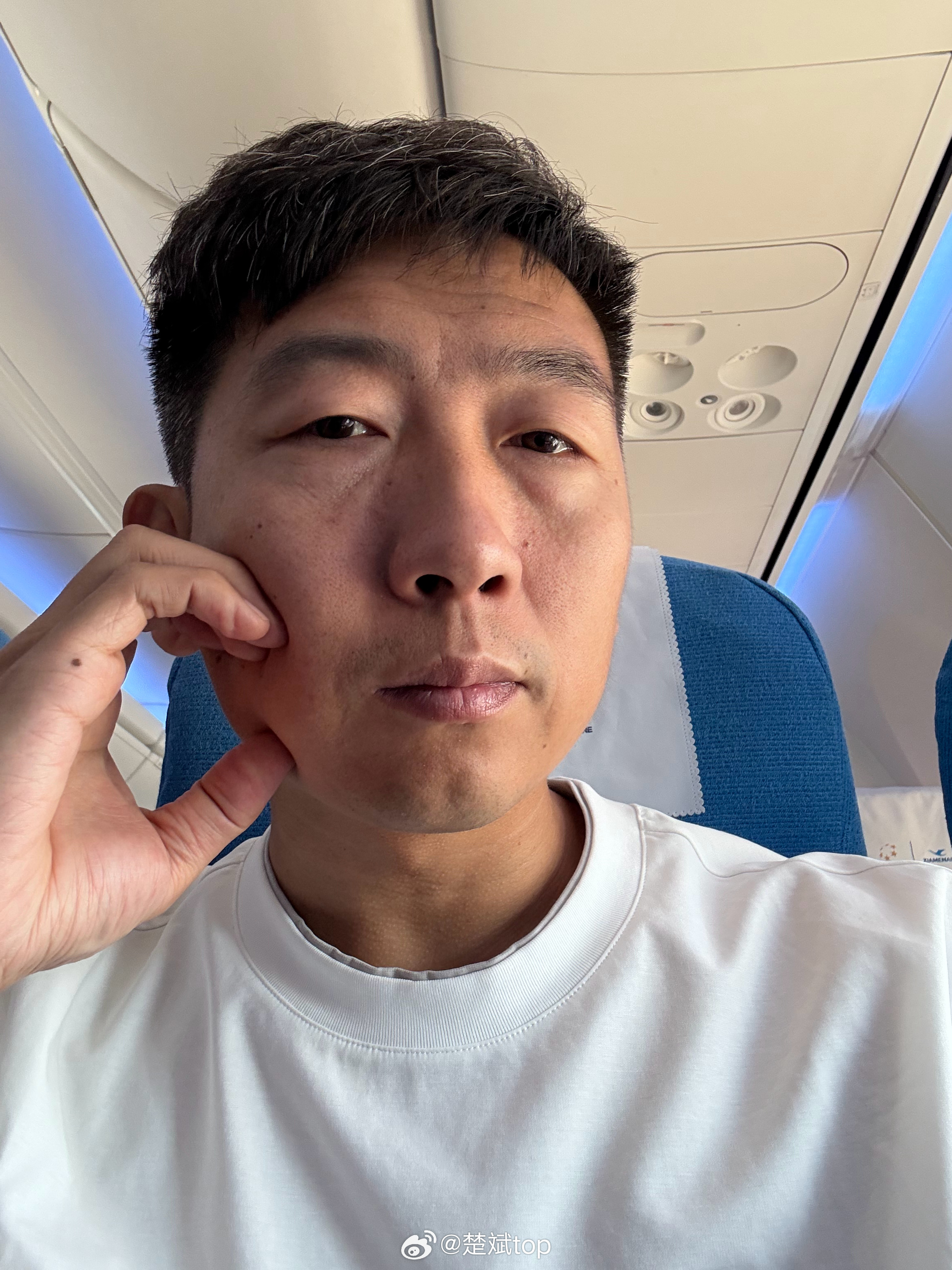最近不是走颜值路线了么？谁能教我P图啊，我这眼袋太大了，发自拍没人点赞啊！[do