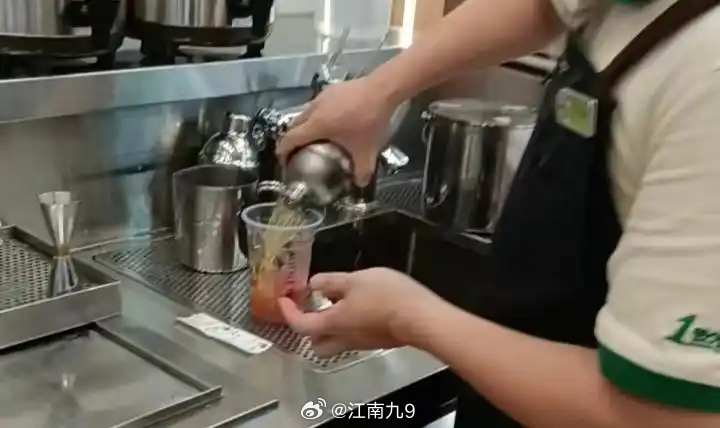 1点点员工徒手制作饮品近日，中国食品安全网在开展全国网络餐饮食品安全调研中发现，