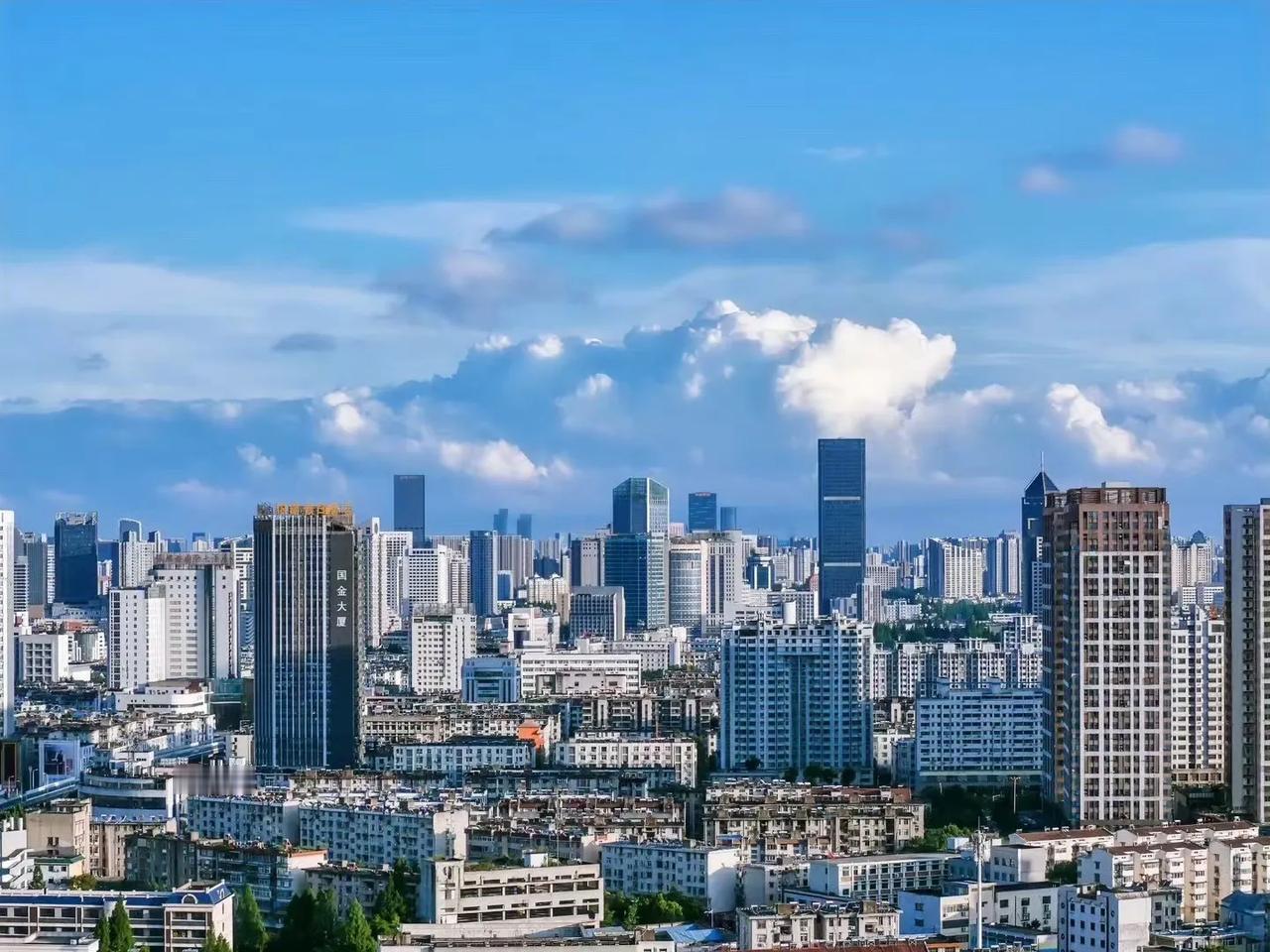 合肥未来还能有个像样的市中心吗？
目前合肥市中心除了人气比较旺
商业品牌和写字楼