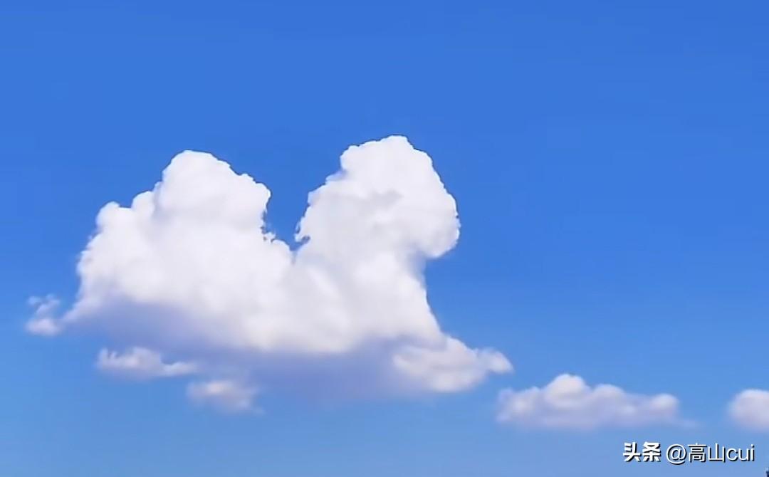 分享一张相册里随手拍的天空新疆伊犁的蓝天白云