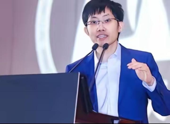 不到一年，被捧上神坛的“英雄”成了“人人喊打的过街老鼠”，国家是时候出手管管AI