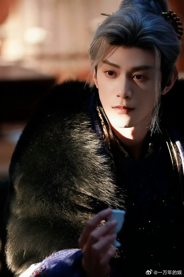 邓凯人生角色加一 他把病娇演进骨子里！白毛造型自带疯批气质，狠劲与破碎感交织，眼