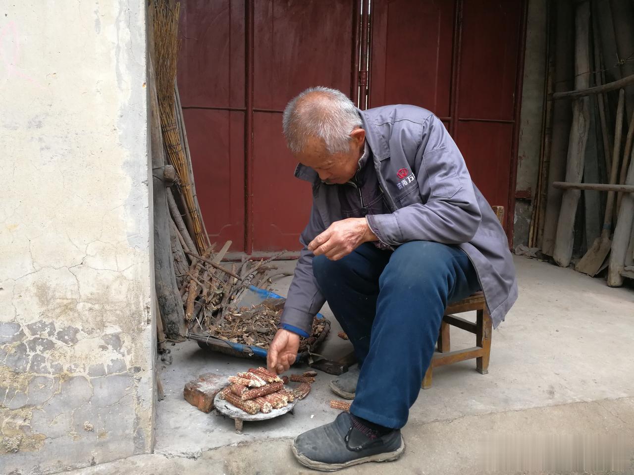 中秋节自驾回家，凌晨四点多到，老父亲已在巷子口迎接了。

早两个月母亲就盘算说，