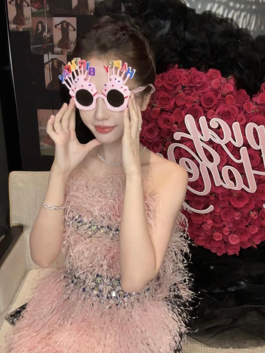 大明欣生日快乐～好瘦好漂酿～这个装扮不就是早期的鱼头欣欣嘛！ 