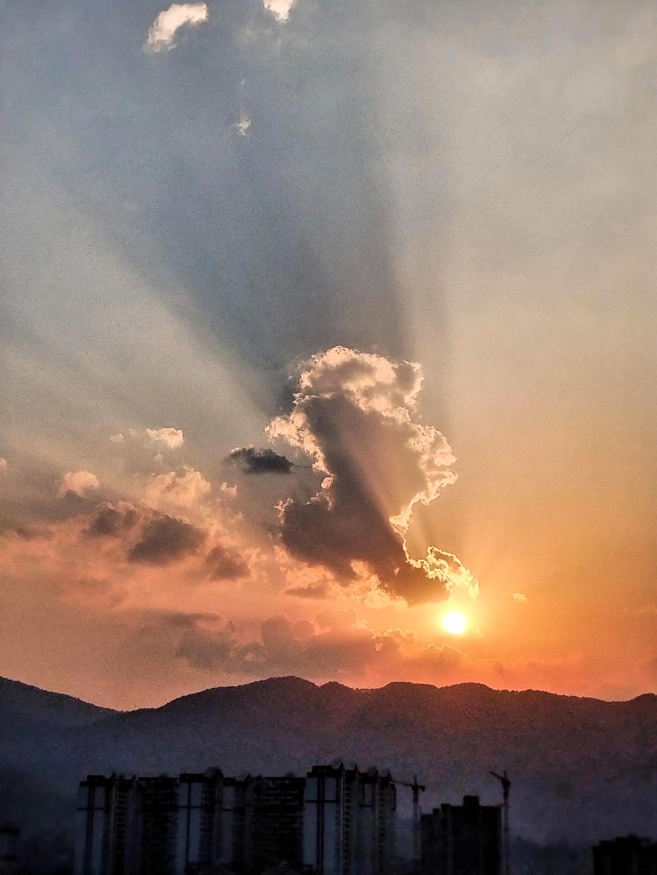 夕阳西下，云海翻腾，城市剪影，美不胜收。在这如诗如画的夕阳之下，城市仿佛被镀上了