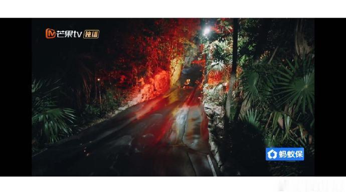 邓为抱着林依晨玩水上滑滑梯花儿与少年水上项目欢乐时刻，林依晨开口要抱我，邓为反应