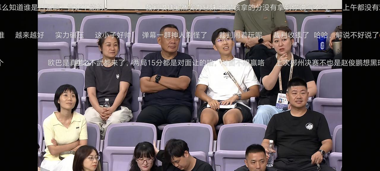 于东来到南京林丹杯看球赛了。15号下午，南京林丹杯比赛现场。镜头频频出现于东来在