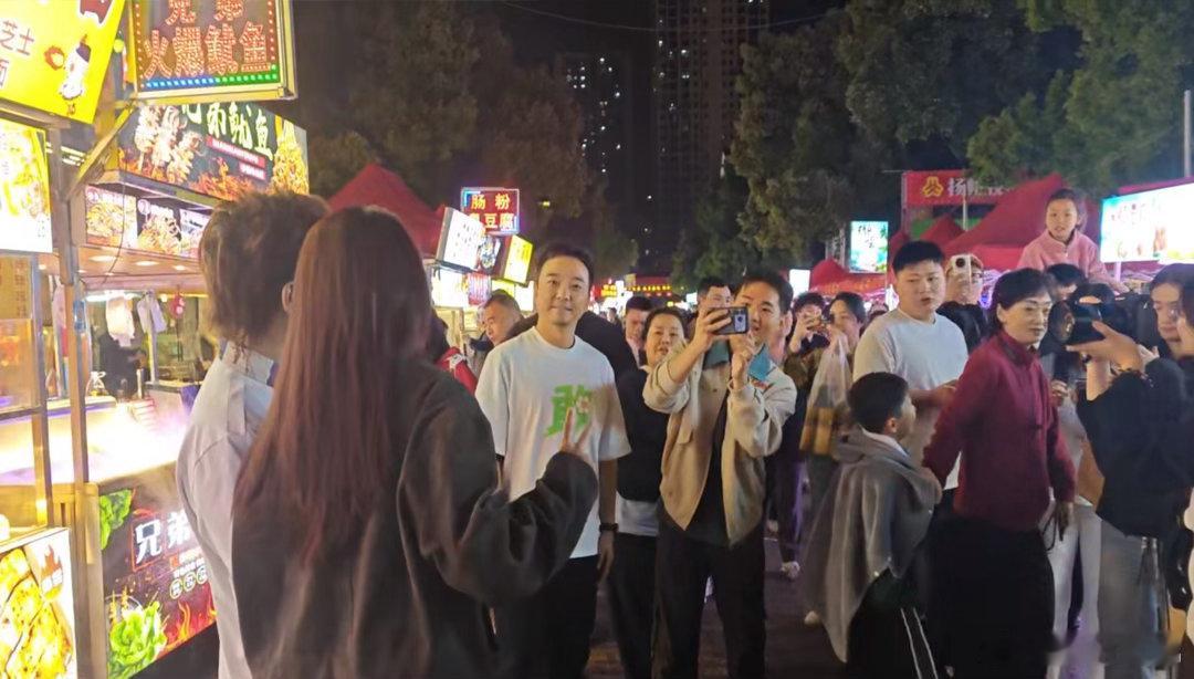 长沙夜市偶遇蒋龙蒋龙把长沙夜市当路演现场《10间敢死队》这波宣发直接封神！蒋龙与