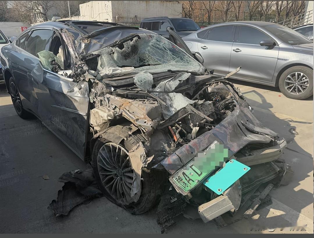 比亚迪汉EV追尾半挂，过硬的车身保护了车内的成员。比亚迪保险的保险人员也很温暖，