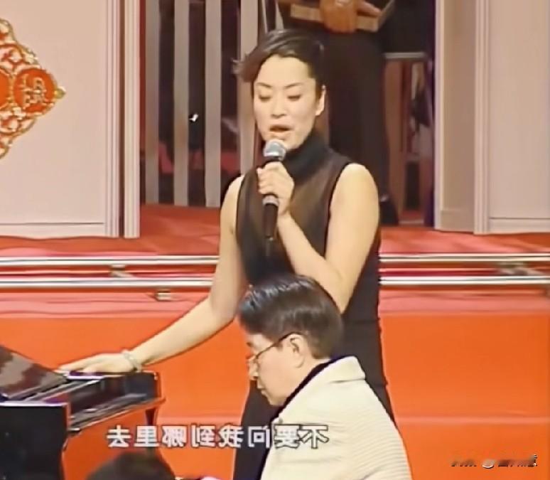 毛姐厉害，谷建芬老师亲自为她弹琴唱《绿叶对根的情谊》，这待遇简直绝了！
谷老师可