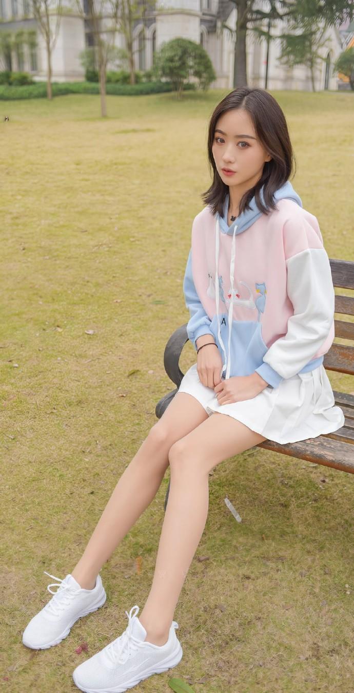 立冬这样穿是不是有点冷了？看美女如何穿搭的街拍 怎样穿搭知性又显身材? 穿衣如何