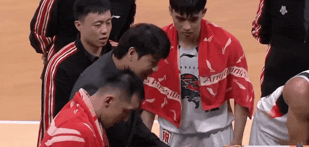 球队生死存亡之际，高诗岩忍着韧带轻度撕裂的疼痛火线复出，尽管他的强势并未完全痊愈