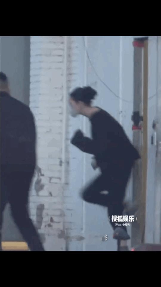 收工？是开的什么工？录新歌吗？还是筹备演唱会？偷感这么重是要给歌迷大大的惊喜嘛？