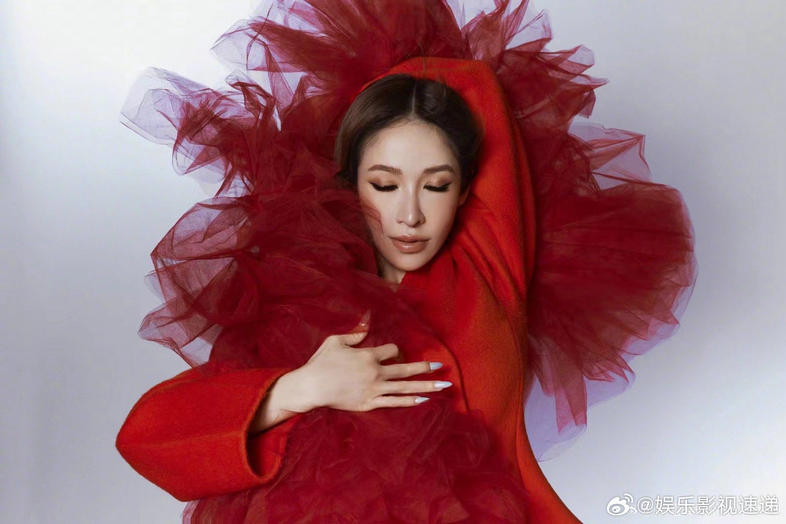 萧亚轩和红色的适配度 萧亚轩把红色穿出了自己的味道！热烈又不失优雅，张扬又带着神
