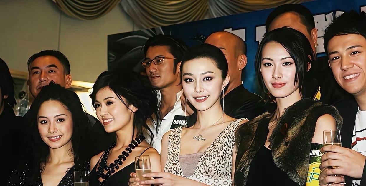 第一眼先看到锁姐，第二眼被梁洛施吸引，她的气质太独特了。 