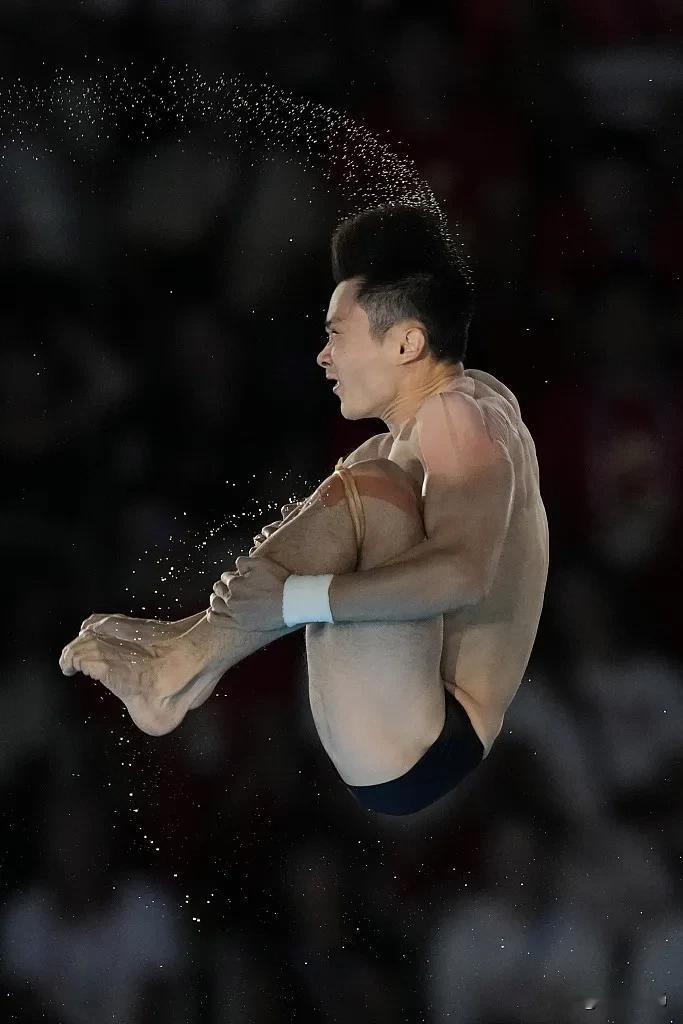 男子10米台跳水曹缘夺冠，彻底让我看懂了这4件事的发生！

1、5跳失误，杨昊这