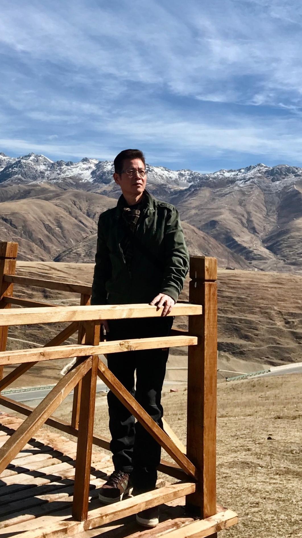 人活到通透终会明白：这个世界，从来都是一个人的世界。

你在，山河星月、人间烟火