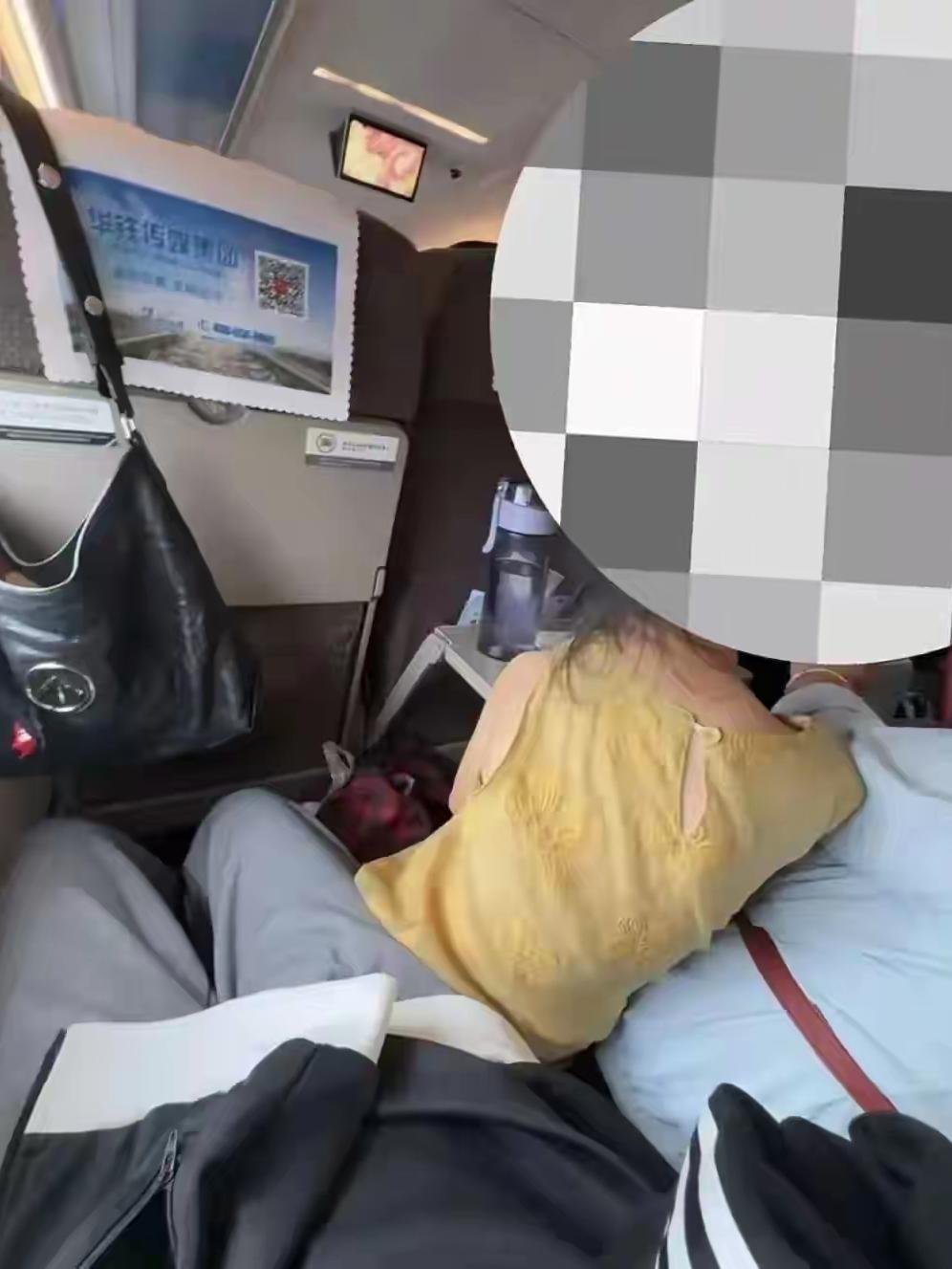 「不是不委屈，是怕一开口就被扣上'不体谅老人小孩'的帽子。」一句话，戳中所有社恐