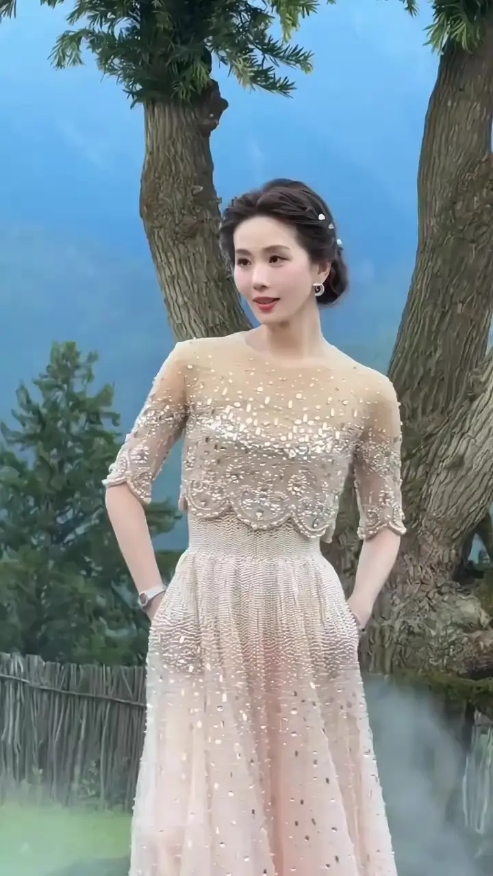 真仙女下凡！雾蓝色旗袍到裸粉色长裙，刘诗诗带来了高级审美盛宴