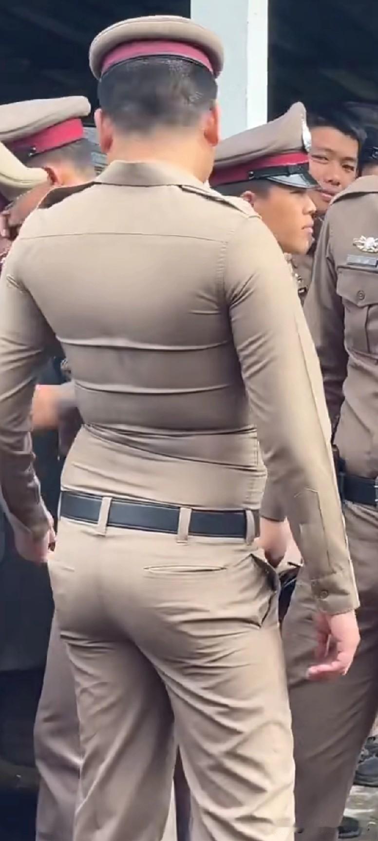 这位泰国小哥的制服确实有点抢镜！就他一个人的衣服看着特别紧绷，扣子居然还很坚强地