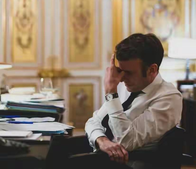 3月8日，法国总统马克龙分别与伊朗总统和美国总统通了电话。
法国目前为止没有站在