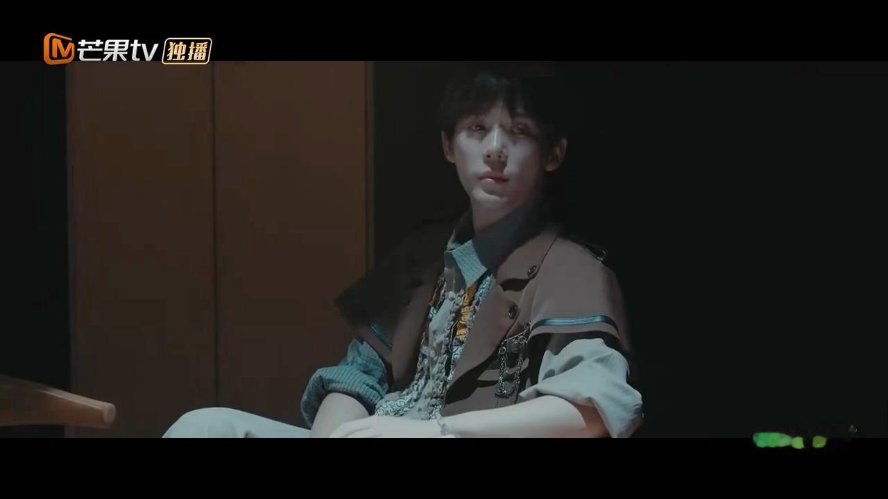 王安宇在综艺里演上侦探了忙忙碌碌寻宝藏 老王哥小剧场任务解锁侦探角色！换上造型那