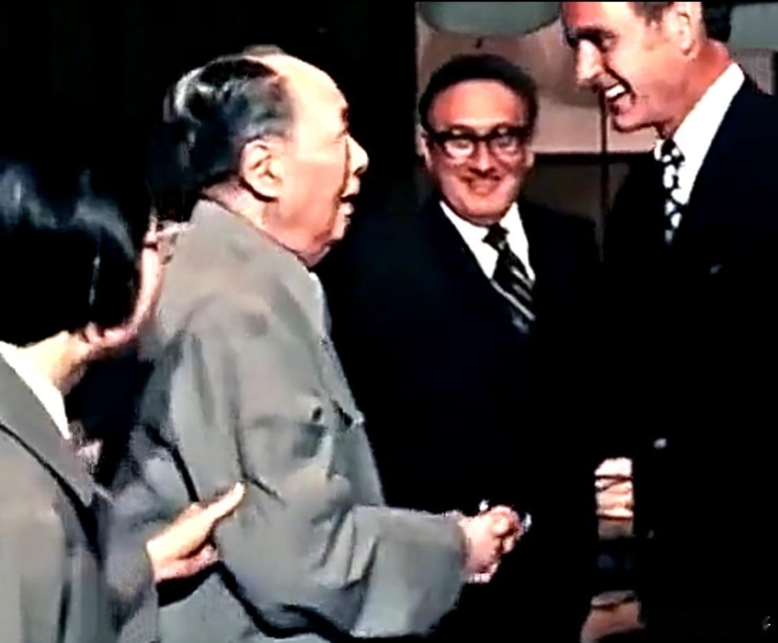 毛主席对小布什说，将来你能当美国总统。哈，毛主席真是大预言家。小布什果然当了美国