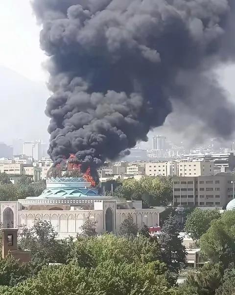 双方都铆足了劲盯着对方的要害部位打！
6月19日伊朗发射导弹炸了以色列国防军总医