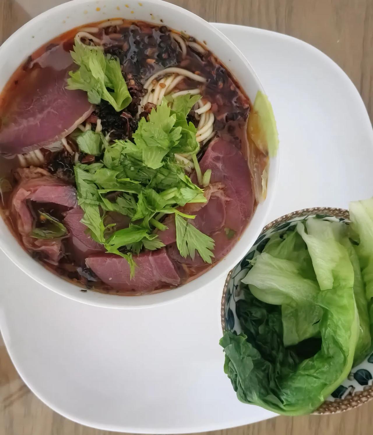 牛肉铺满！荤素搭配，一顿满足的的午餐！

这碗牛肉面怎么也得三十元吧？

自己在