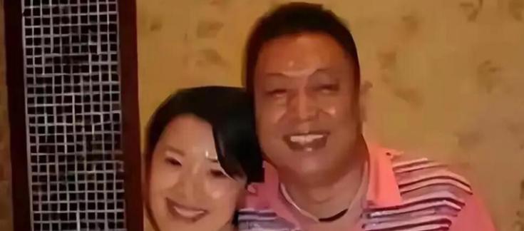 王为念这次住院，真把人看愣了，病床前一直忙前忙后伺候的，不是别人，是他跟第一任妻