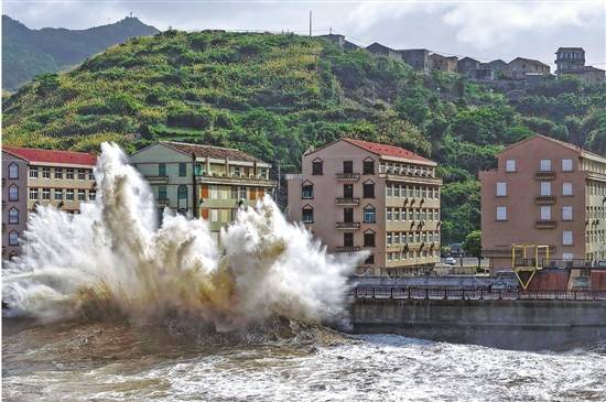 受台风巴威影响，浙江近海掀起十余米巨浪，当地已拉响海浪红色警报，海边景区全部关停