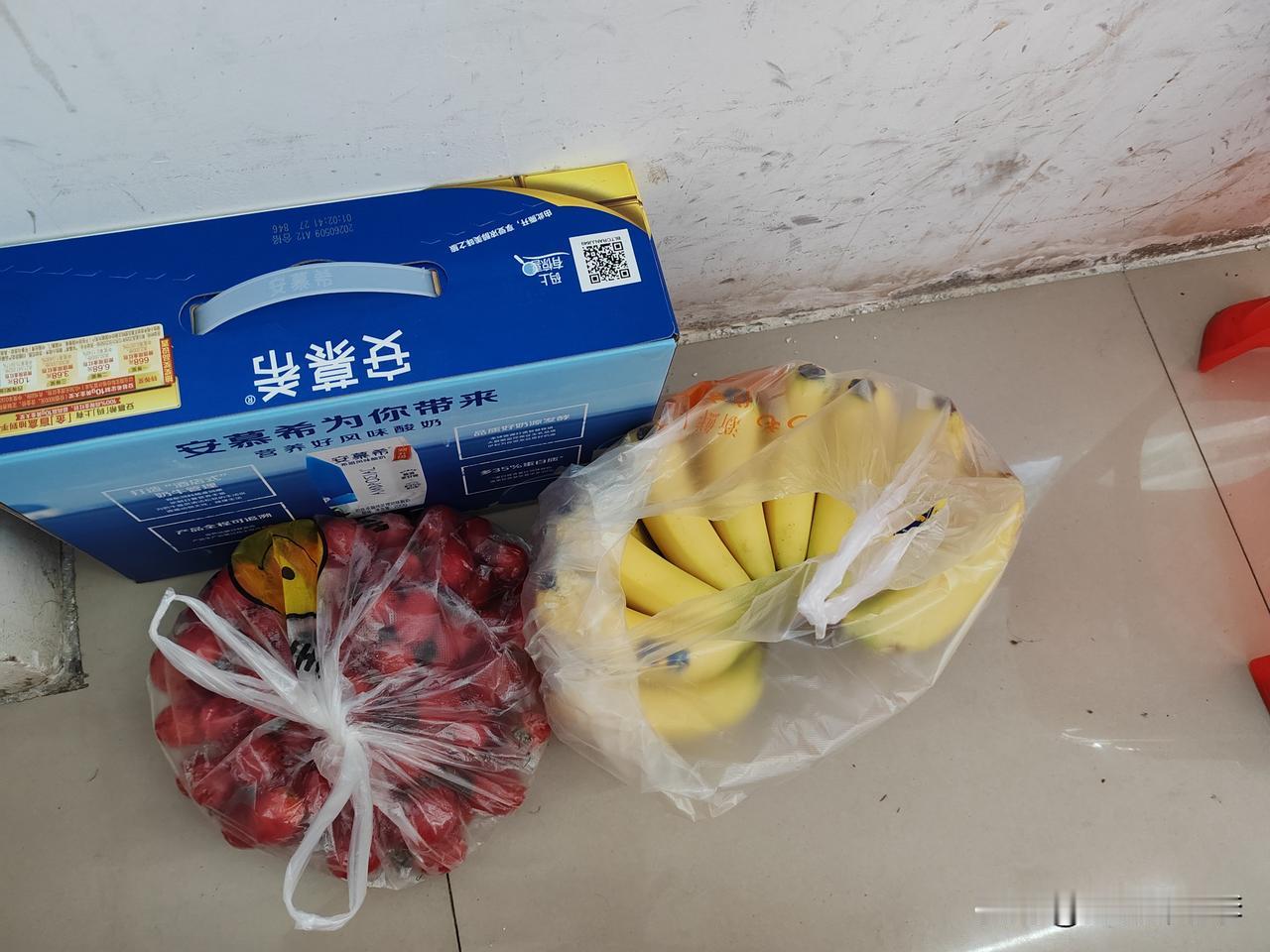 下午上班同事说有人给我送牛奶和吃的，我说是我同学送来的！

昨天下班就去买食材，