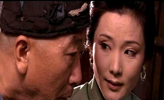 摔碎一个赔一个，她演活了杨九红
 
导演嫌她江南味软，她当场把青花瓷砸成渣，碎片