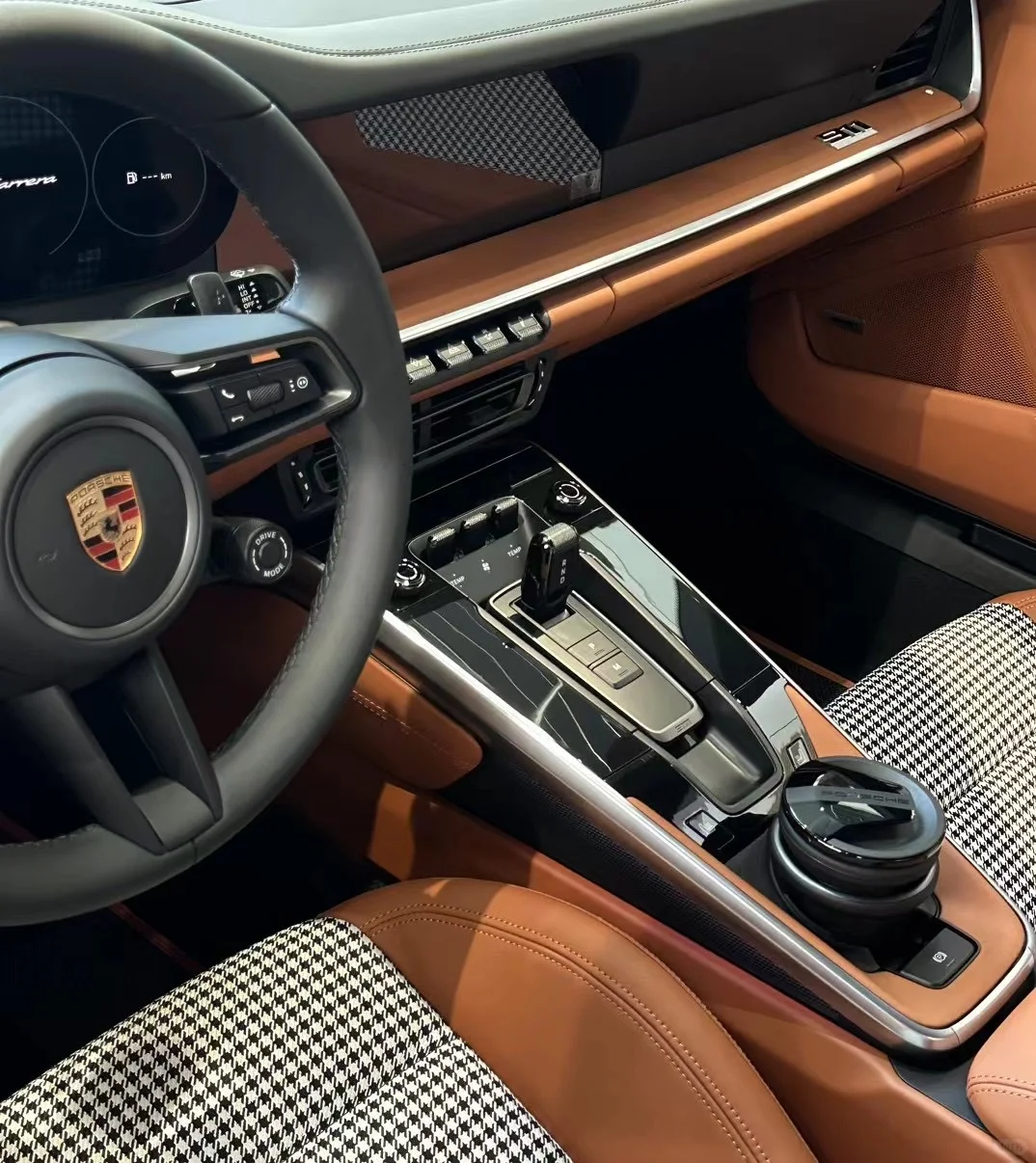 911 Carrera都给我冲这个经典干邑色内饰！