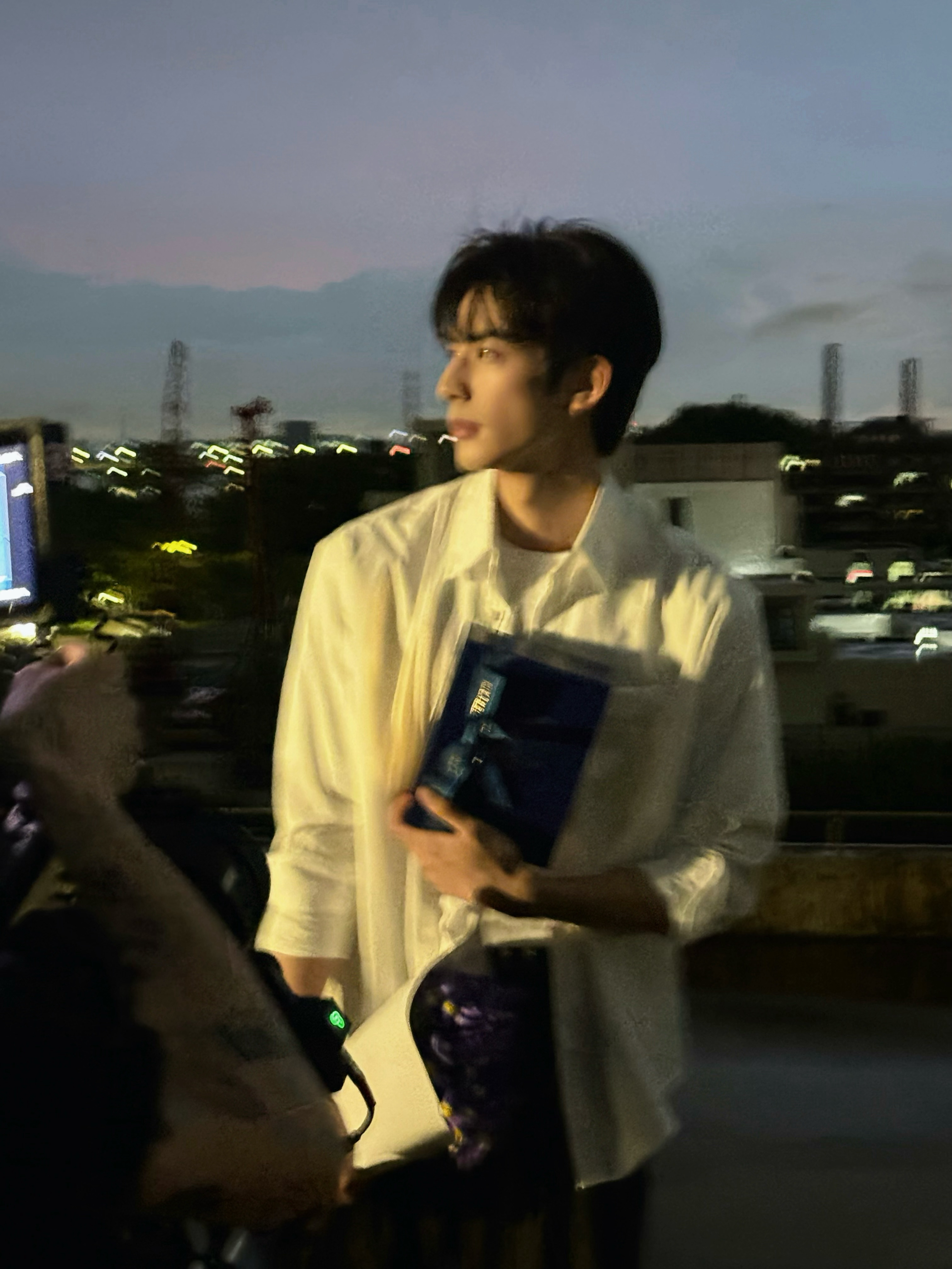 宋威龙 🌄日落前20分钟，捕捉的自在瞬间。 